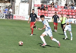 Didac se interna en el área en la jugada que sirvió para marcar el primer gol de su equipo.