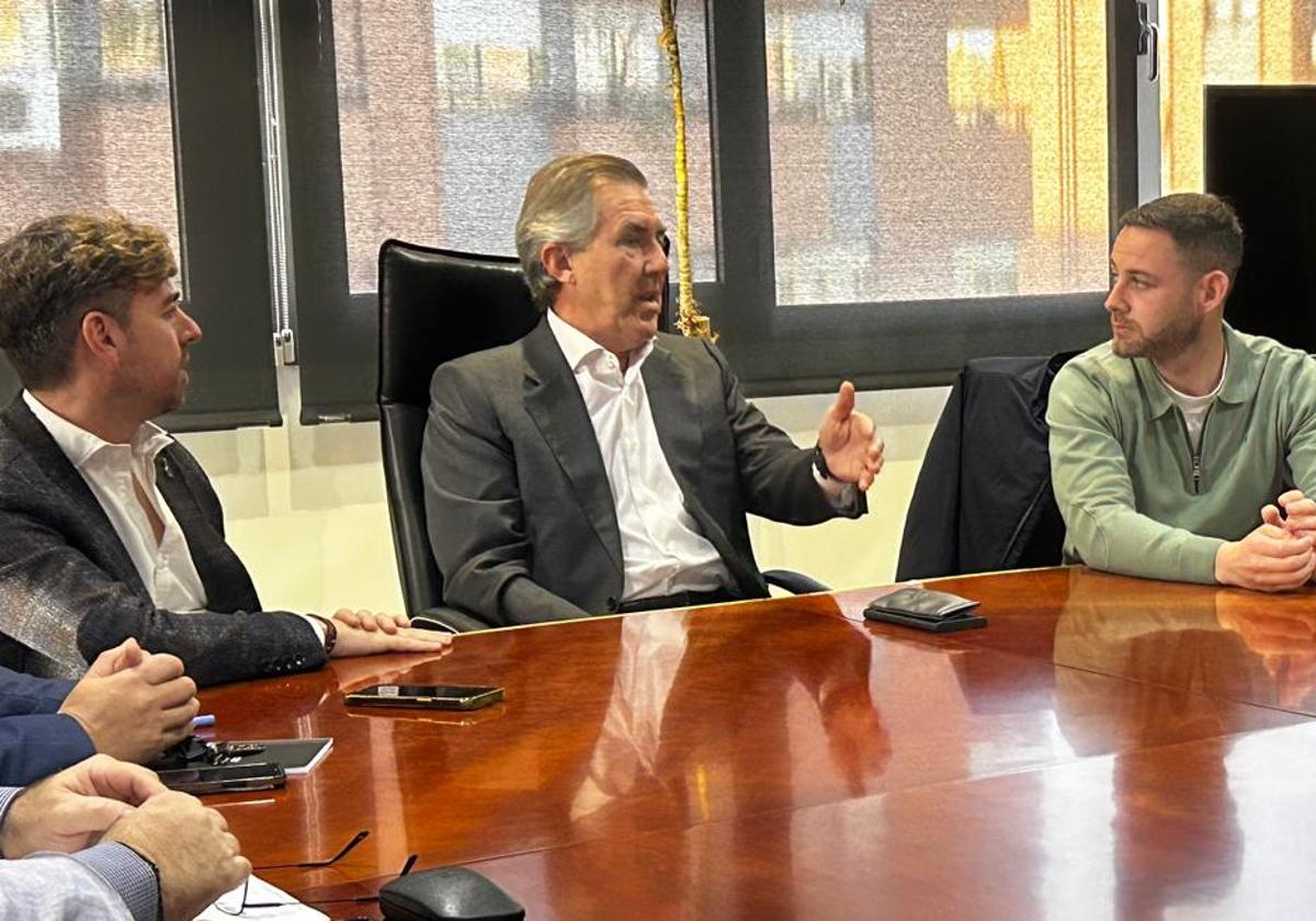 Fran Sánchez, director general de Deportes, Monje Carrillo, presidente de la FFRM, y Miguel Ángel Noguera, concejal de Deportes del Ayuntamiento de Murcia.