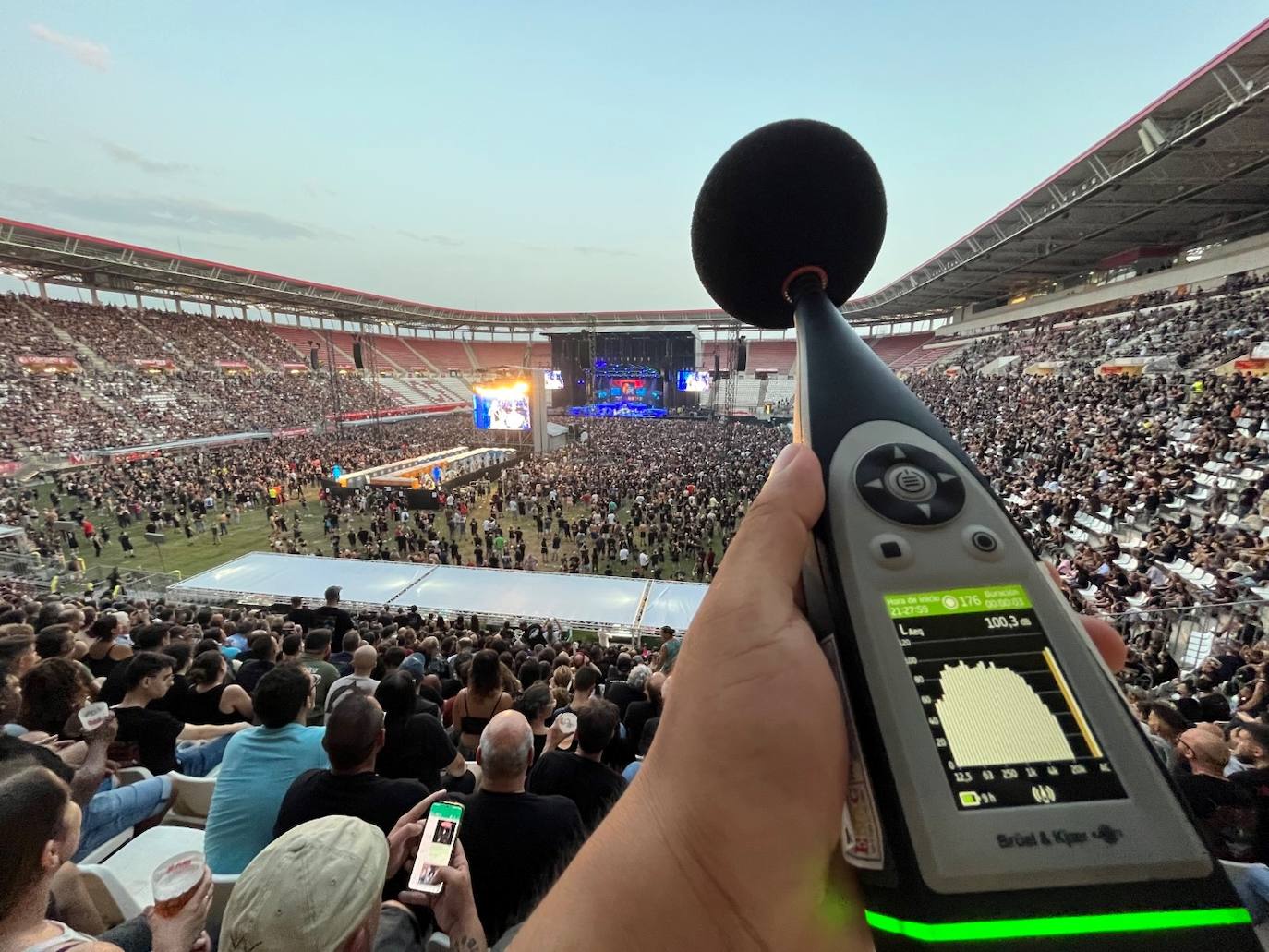 Acre Ambiental realiza mediciones acústicas in situ en un concierto.