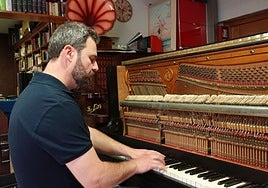 Víctor Javier Martínez prueba el sonido del piano del Casino, en su taller.