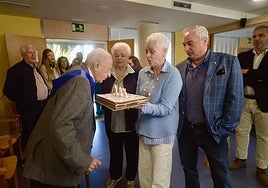 Juan Caravaca Botía celebra su cumpleaños con sus hijos, en la residencia Montepinar.