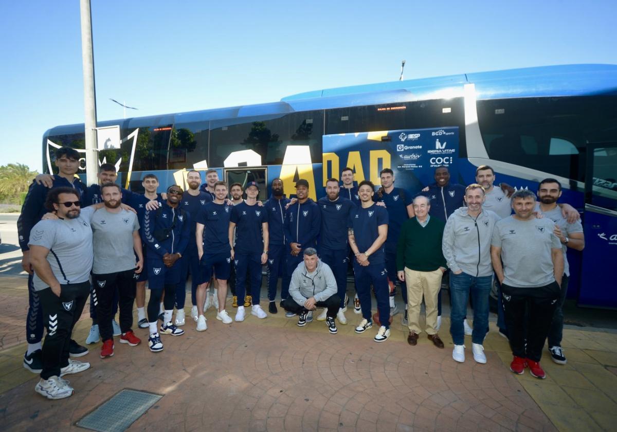 Jugadores y técnicos del UCAM, ayer antes de viajar a Madrid, desde donde hoy volarán a Belgrado.