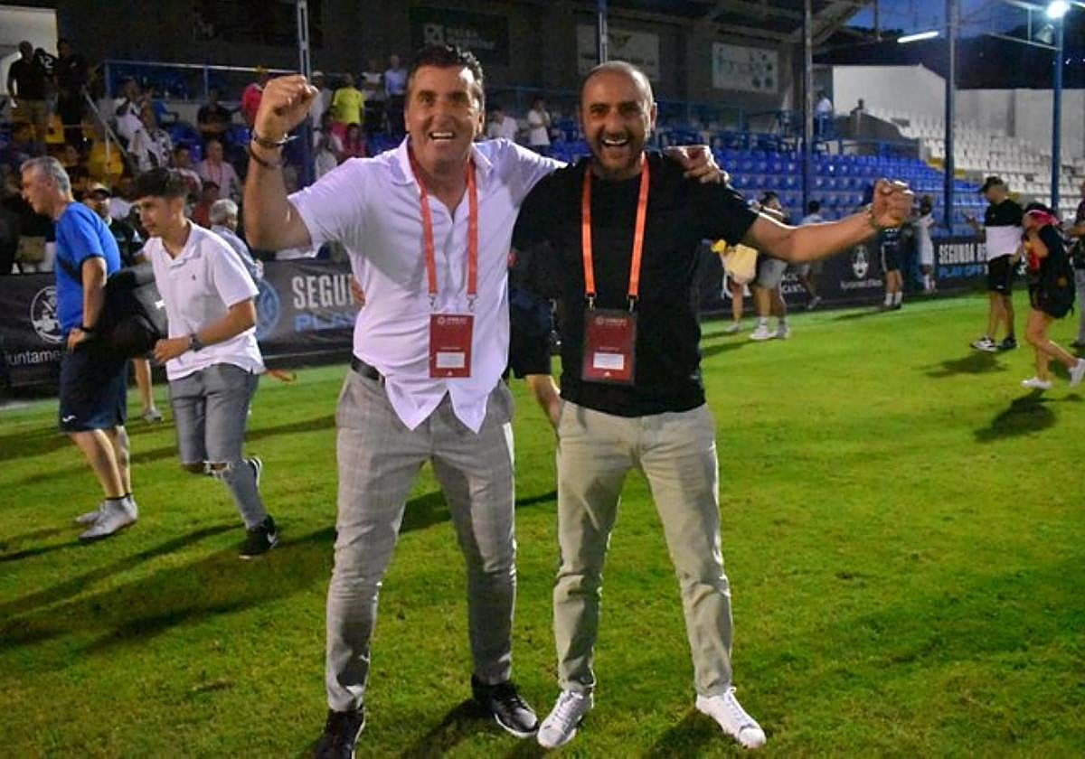 Villegas, a la izquierda, junto a su presidente Luhay Hamido.