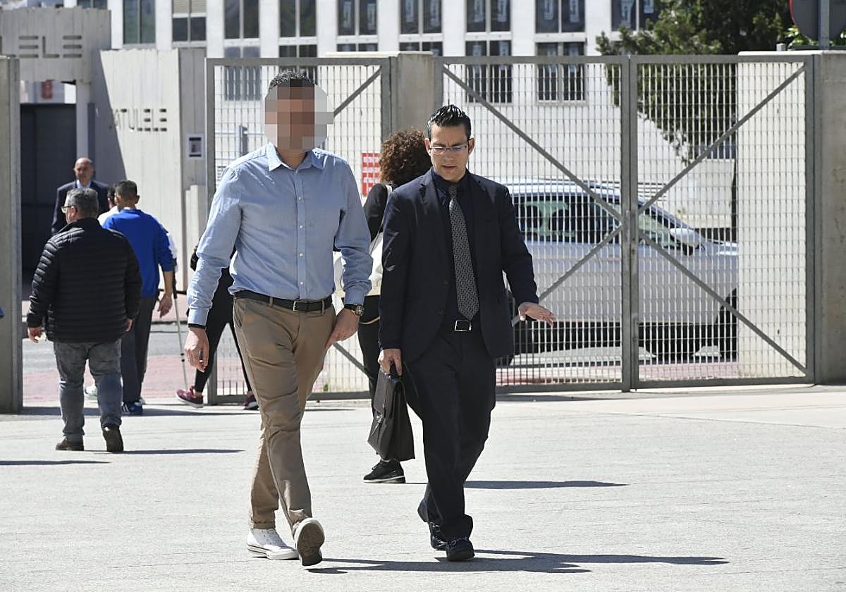 El acusado, llegando ayer al juzgado acompañado de su abogado, Raúl Pardo-Geijo.