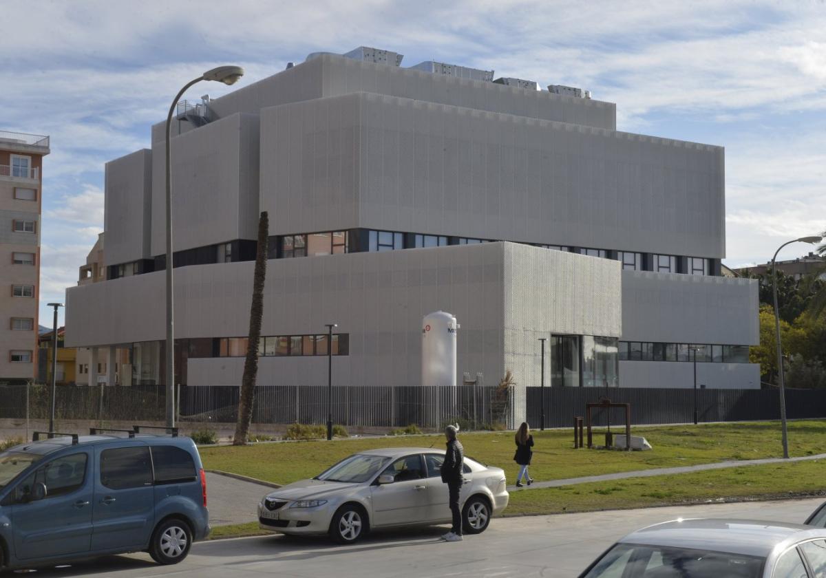 Edificio que acoge las instalaciones del nuevo hospital privado, frente al parking del Carrefour de Zaraíche.