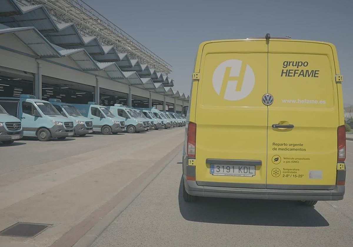 Furgonetas de Hefame en las instalaciones de la cooperativa en Santomera.
