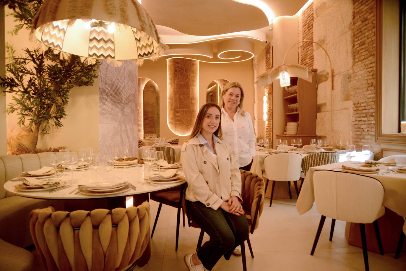 Lucía Belmonte y María José Jiménez, hija y madre, en el salón de E7ERNO.