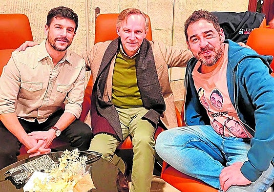 Juan Vidal entre los actores Alejo Sauras y Pablo Chiapella, que forman parte del reparto de 'Hotel Bitcoin'.