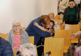 Una anciana y una niña del proyecto 'Vidas que se unen' se funden en un abrazo.