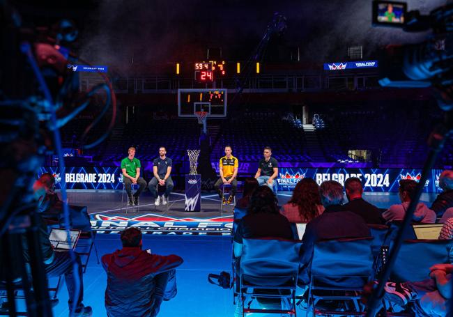 Los jugadores charlan en la presentación.