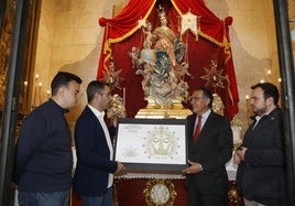 Presentación del diseño de la corona ante la imagen de la Virgen de la Aurora.