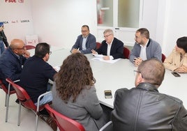 Vélez se dirige a los representantes de la plataforma vecinal junto al concejal José Luis Ruiz, el secretario general del PSOE en Lorca y la diputada regional Marisol Sánchez.