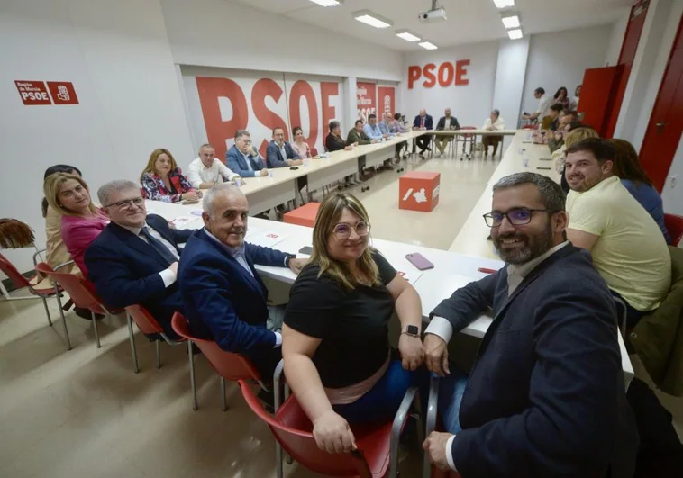 Los miembros de la Comisión Ejecutiva Regional del PSRM y de las Juventudes Socialistas, reunidos ayer tarde en la sede de la calle Princesa de Murcia.
