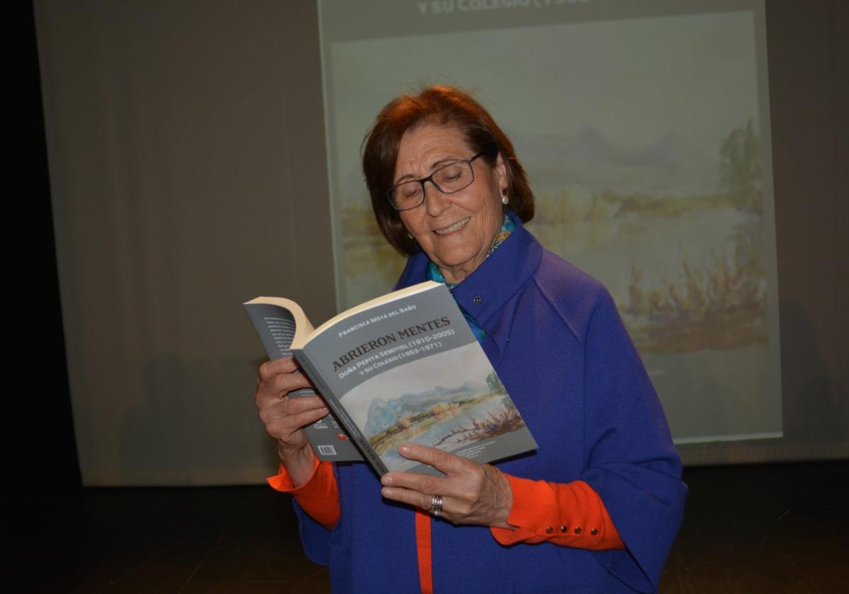 Francisca Moya con su libro en el acto realizado en Cieza.