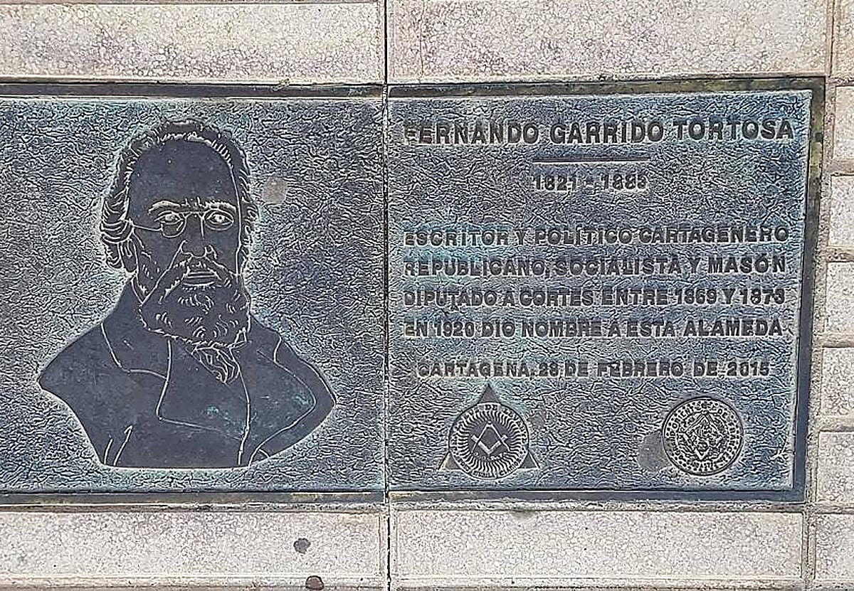 Imagen principal - 1. Placa que se encontraba en el pavimento de la Alameda de San Antón y que ahora se repone. 2. Copia del acta de la sesión municipal de 30 de abril de 1920. 3. El retrato de Fernando Garrrido que se restituye el próximo día 30 de abril en el Palacio Consistorial. 
