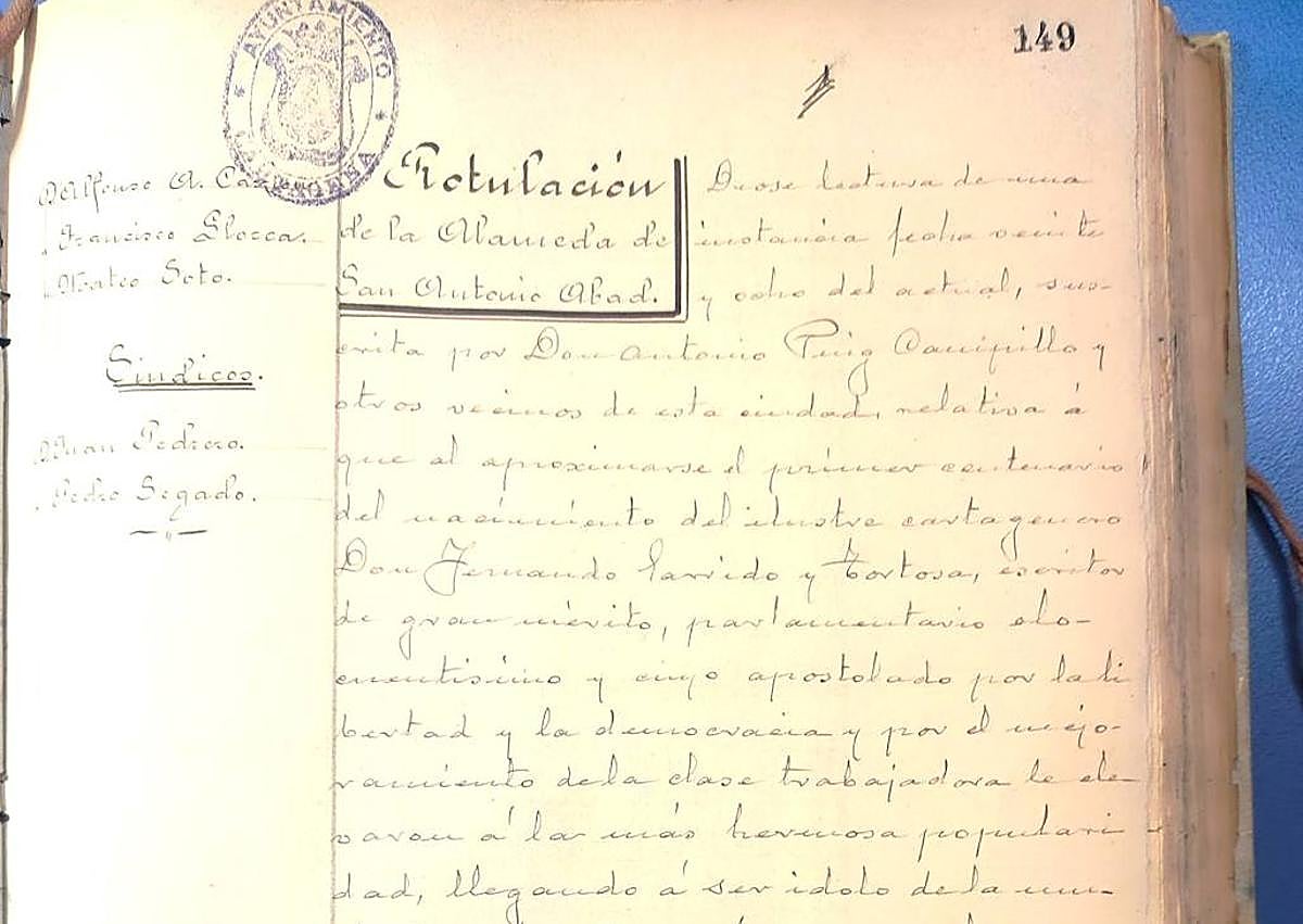 Imagen secundaria 1 - 1. Placa que se encontraba en el pavimento de la Alameda de San Antón y que ahora se repone. 2. Copia del acta de la sesión municipal de 30 de abril de 1920. 3. El retrato de Fernando Garrrido que se restituye el próximo día 30 de abril en el Palacio Consistorial. 