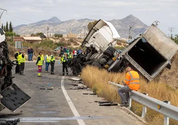 Restos de los camiones accidentados la semana pasada entre Molina y Fortuna en el que murieron sus dos conductores.