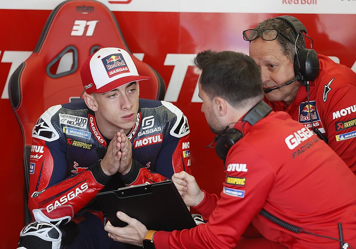 Pedro Acosta escuchando a dos miembros de su equipo, este viernes en Jerez.