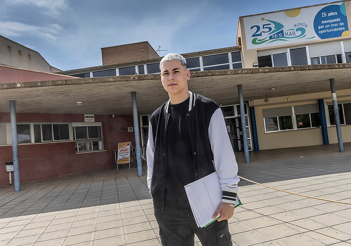 Jacobo Aliste, quien realizará la repesca de la ESO en junio, en la puerta de su antiguo instituto, el Mar Menor de San Javier.