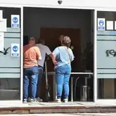 Ciudadanos esperan su turno en una oficina del SEF en Murcia, en una imagen de archivo.