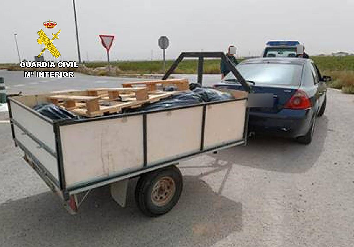 El vehículo con el remolque que transportaba marihuana.