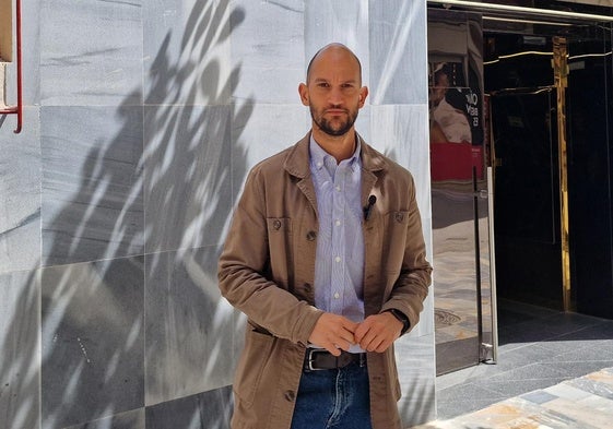 El concejal del PSOE José Ángel Ponce en el centro de salud Lorca Centro.