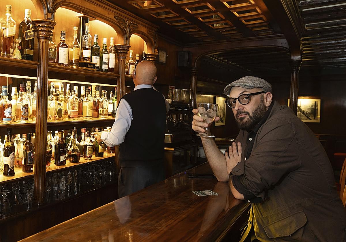 Miguel Ángel Hernández, tomando una copa en el Parlamento Bar, en Murcia.