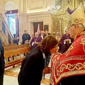 María Dolores García Mascarell besa la reliquia de la Vera Cruz en una de sus últimas visitas a la basílica.