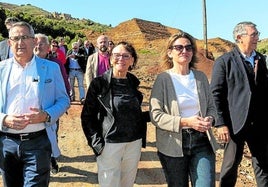 Teresa Ribera, entre Francisca Baraza y el presidente de la CHS, Mario Urrea, junto al anterior alcalde de La Unión, en la Sierra Minera.