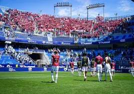 Los jugadores del Real Murcia aplauden a los más de mil aficionados granas desplazados a Málaga en el último partido de Liga.