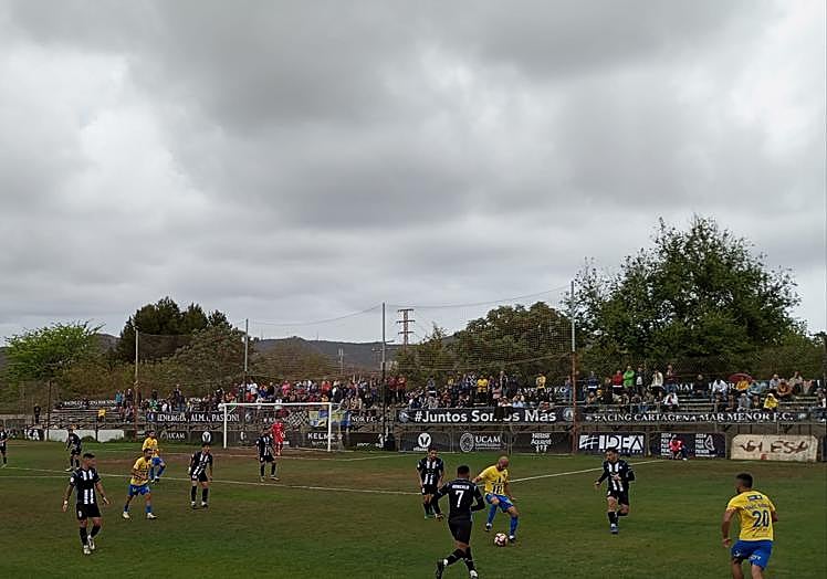 Kamal controla el balón, rodeado de rivales, a la espera del desmarque por la banda de Marc Sirera.