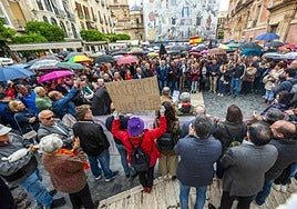 Decenas de personas secundan la protesta del Foro Ciudadano en la Plaza Belluga.