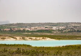 Vista de la pedanía de Torremendo, con el pantano de La Pedrera en primer término.