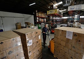 Los benefficiarios de las tarjetas monedero dejarán de acudir a los bancos de alimentos y podrán canjear en supermercados su saldo por productos básicos. En la imagen, el Banco de Alimentos del Segura.