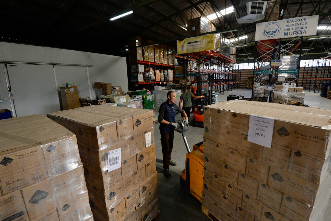 Los benefficiarios de las tarjetas monedero dejarán de acudir a los bancos de alimentos y podrán canjear en supermercados su saldo por productos básicos. En la imagen, el Banco de Alimentos del Segura.