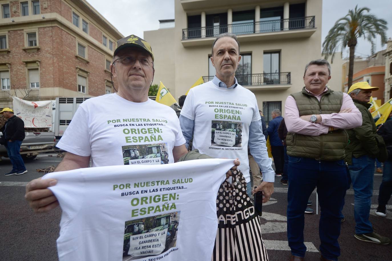 La protesta de agricultores y ganaderos de las zonas de secano ante la Delegación del Gobierno, en imágenes