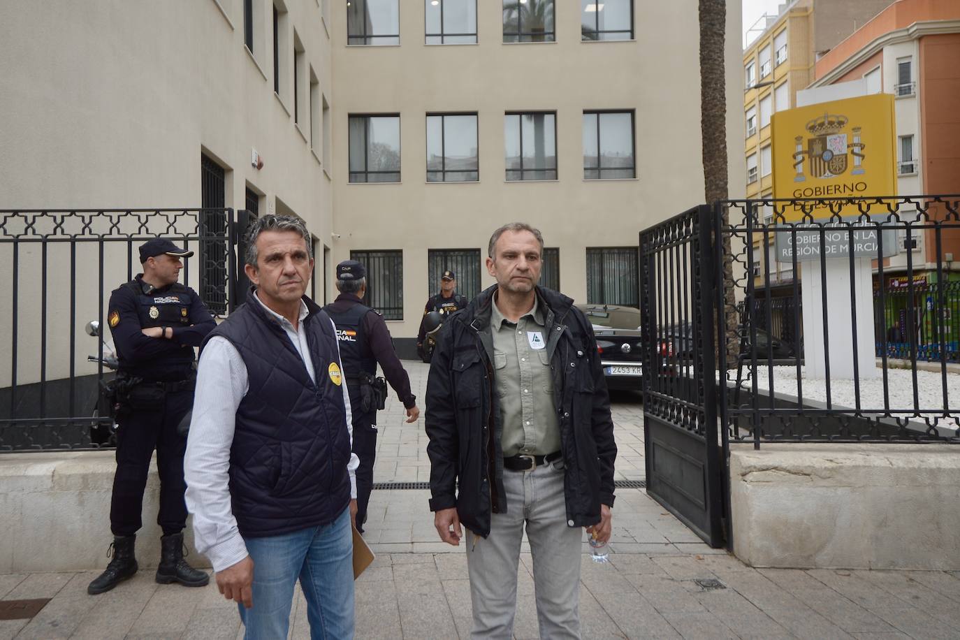 La protesta de agricultores y ganaderos de las zonas de secano ante la Delegación del Gobierno, en imágenes