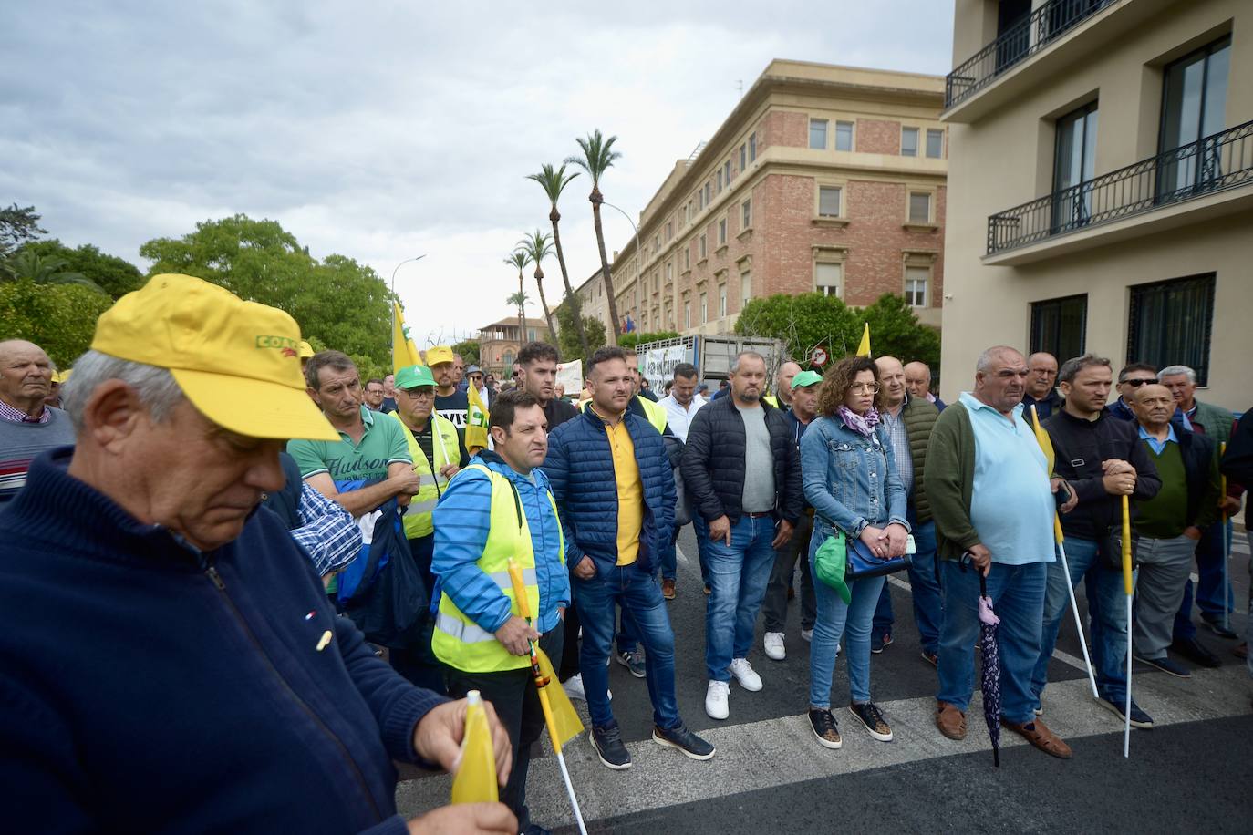 La protesta de agricultores y ganaderos de las zonas de secano ante la Delegación del Gobierno, en imágenes