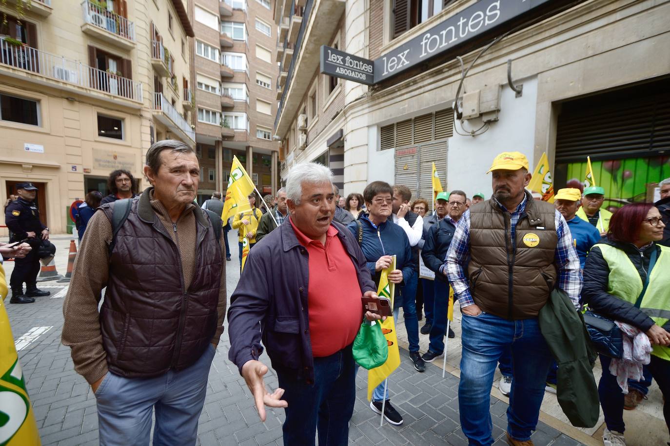 La protesta de agricultores y ganaderos de las zonas de secano ante la Delegación del Gobierno, en imágenes