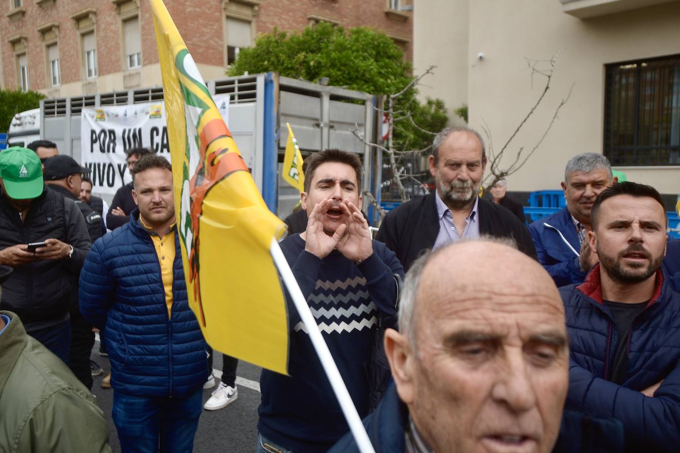 La protesta de agricultores y ganaderos de las zonas de secano ante la Delegación del Gobierno, en imágenes