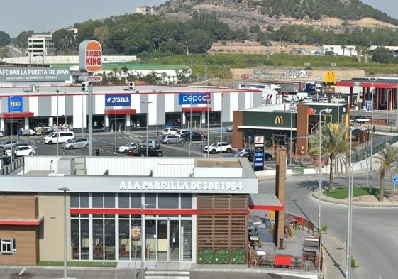 Imagen del parque comercial Active Groupe, inaugurado a finales del año pasado en El Esparragal, junto a la carretera de Alicante.