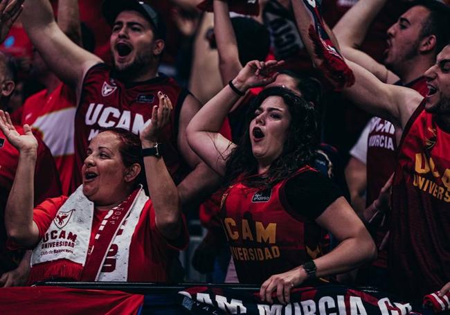 Apoyo en la grada Aficionadas del UCAM jalean a su equipo en el partido por el tercer puesto, el domingo.