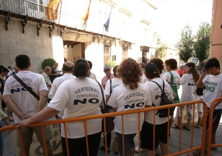 Vecinos de Torremendo, durante una manifestación frente al Ayuntamiento de Orihuela en 2008.