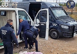 Agentes de la Policía Local de Murcia registran al detenido.