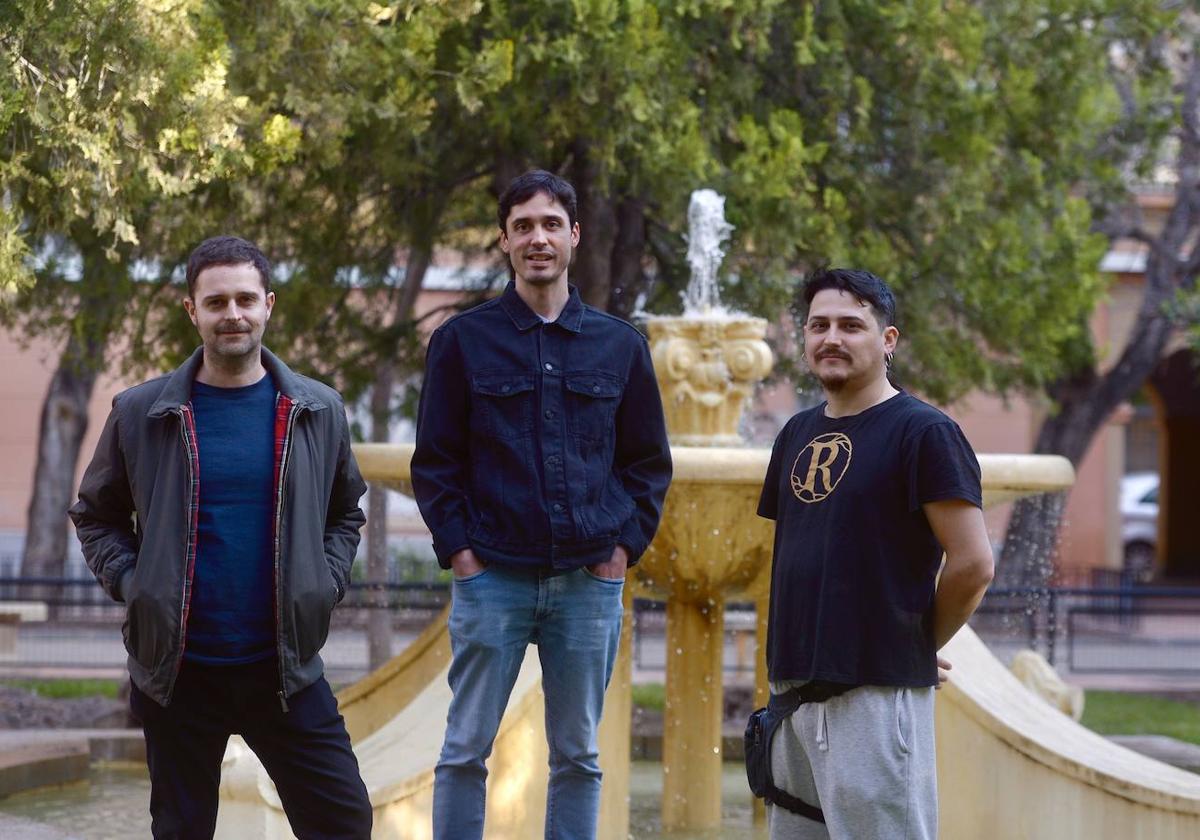 Adrián Albacete, Guille Fabregat y Aarón Díaz, componentes de Perro junto a Fran del Valle. En la imagen, en la plaza de los Patos de Vistabella. | Videoclip de 'Escucha, pariente'.