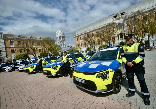 Several agents pose next to the new vehicles in the Murcia Local Police fleet.