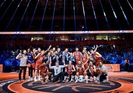 Bronce europeo. Jugadores y técnicos posan al final del partido del domingo contra el Peristeri griego.