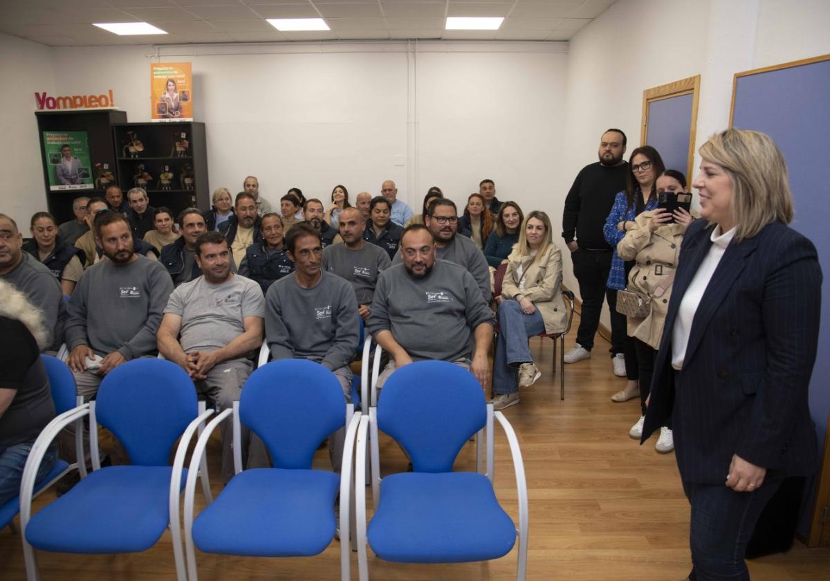 Arroyo, con los alumnos que han participado en los cursos de Las Seiscientas y Santa Lucía.