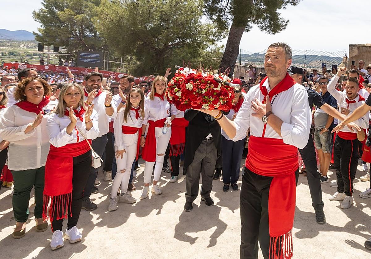 El alcalde, José Francisco García, con la Bandeja de Flores camino de la basílica para ofrecerla a la Vera Cruz en nombre de todo el pueblo.