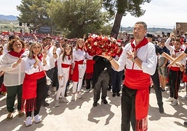 El alcalde, José Francisco García, con la Bandeja de Flores camino de la basílica para ofrecerla a la Vera Cruz en nombre de todo el pueblo.